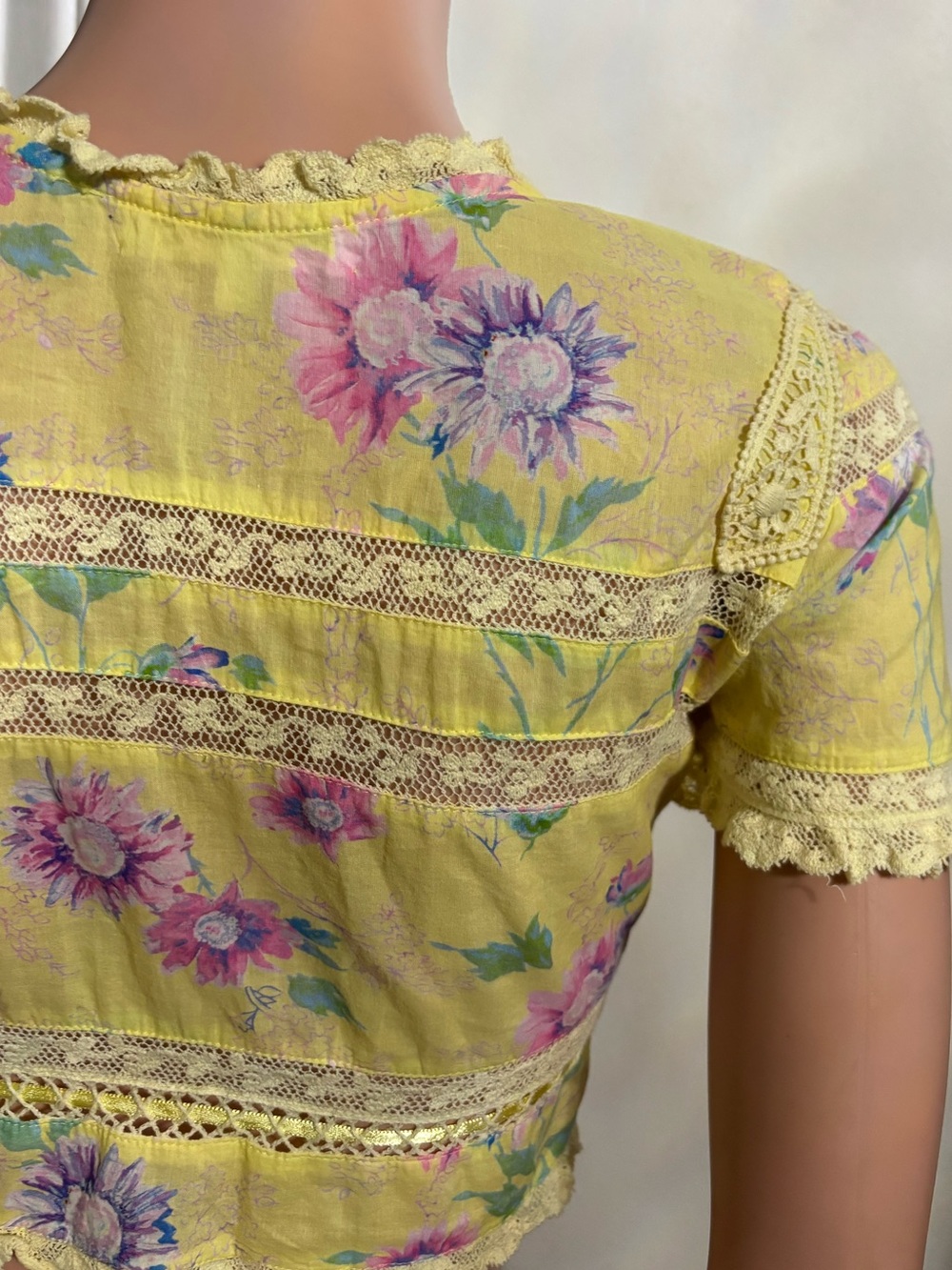 LOVESHACK FANCY Women’s Yellow Floral Crochet-Trim Tie-Front Crop Top - Picture 9 of 13